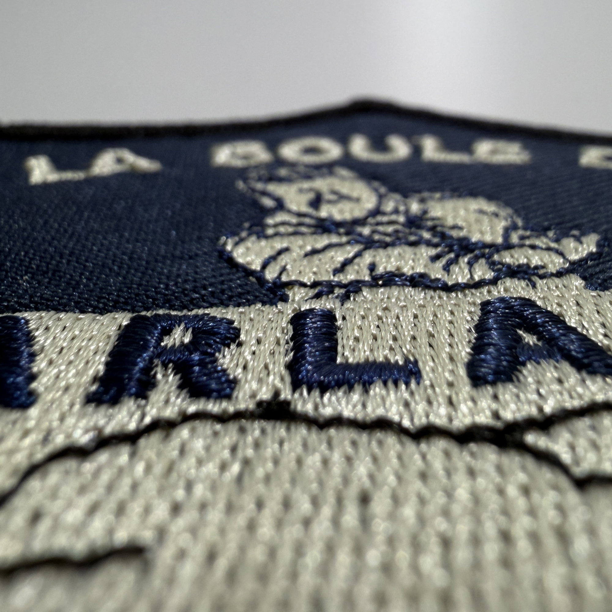 Écusson brodé avec forme personnalisée