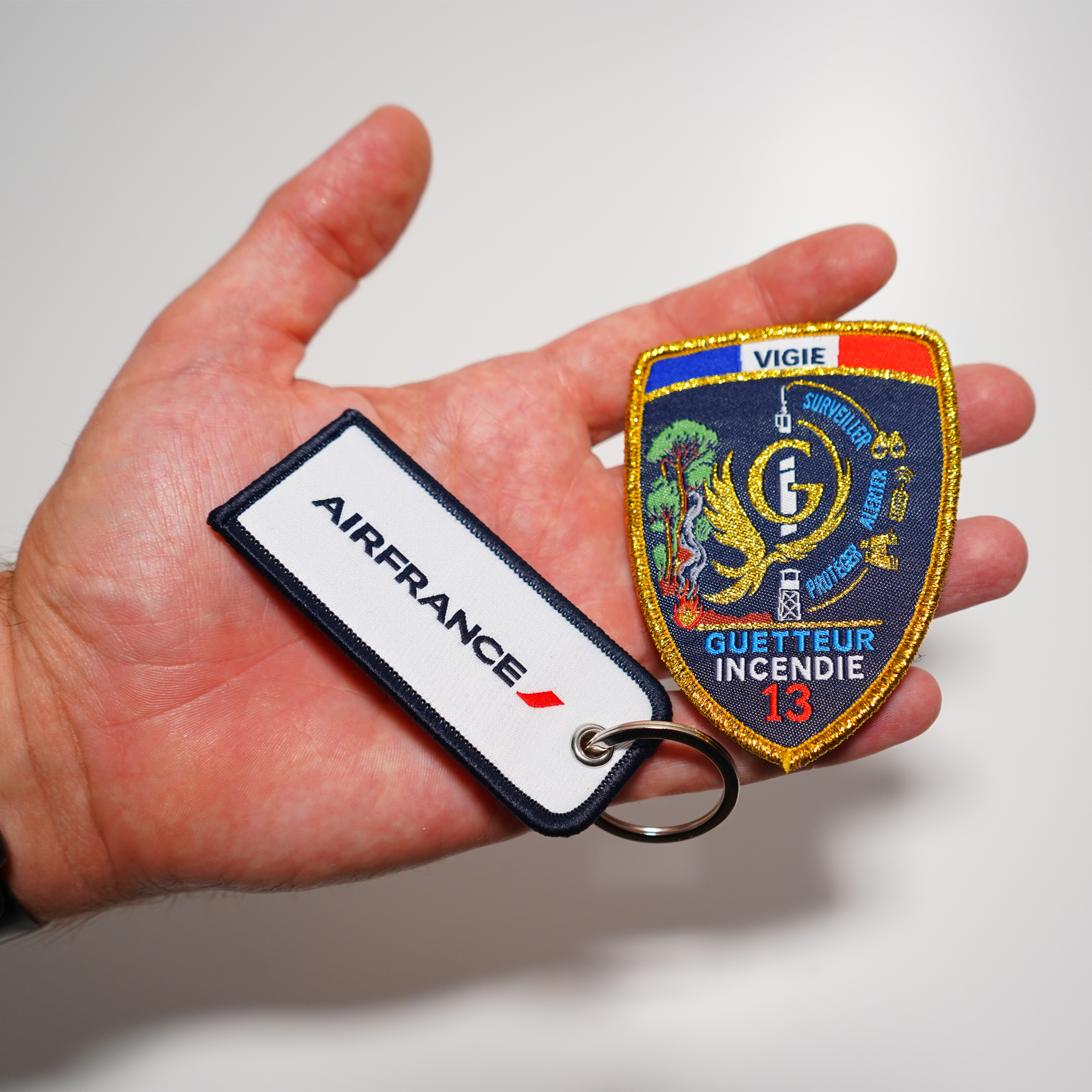 Écusson tissé personnalisé avec logo détaillé